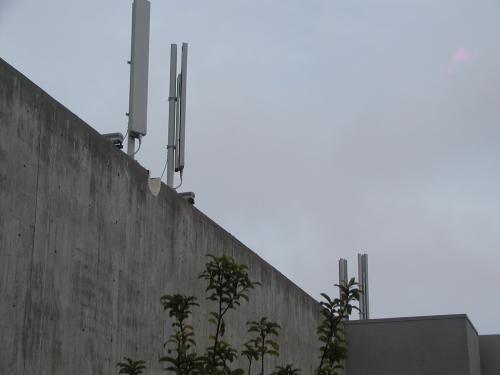 We see 4 of the 6 antennas.