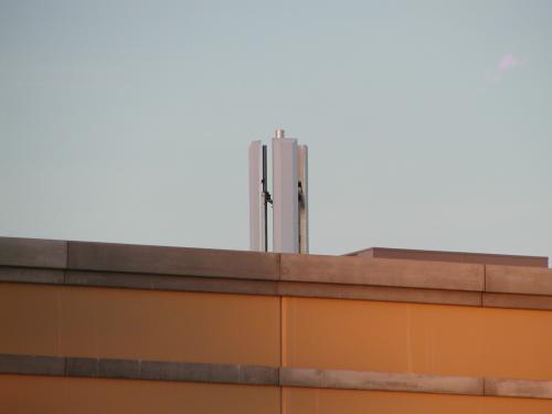 We see the 3 panel antena just above the roof line.